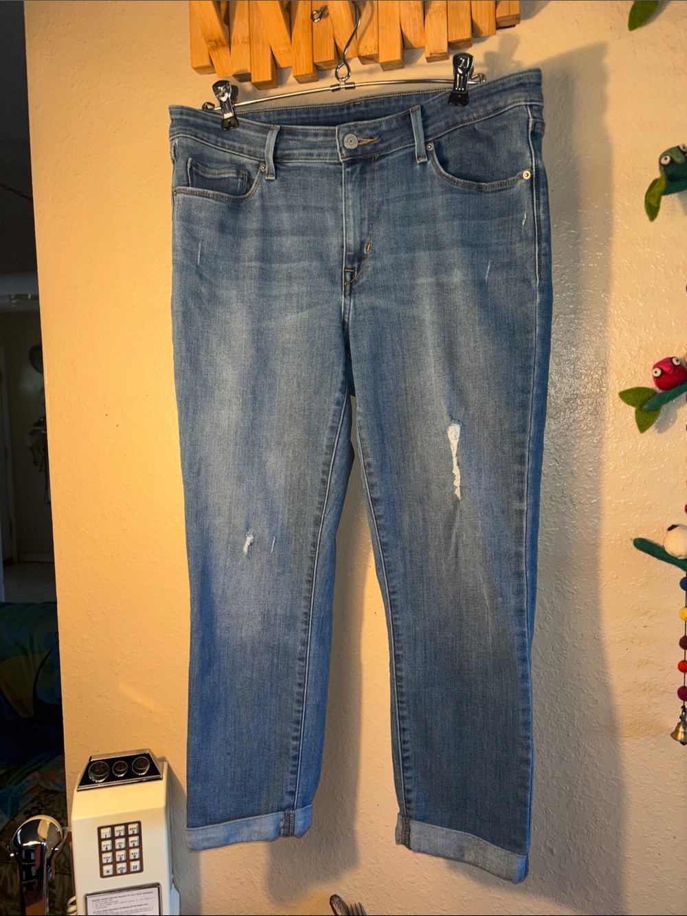 EUC Levi's women's cropped mid-rise jeans featuring a light-to-medium wash, mino